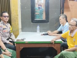 Perkuat Keamanan Lingkungan, Bhabinkamtibmas Sambangi Pos Satkamling di Kampung Rawa