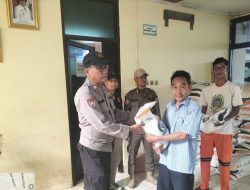Bhabinkamtibmas, FKDM, dan Satpol PP Kawal Pembagian Bansos Beras untuk Warga Johar Baru