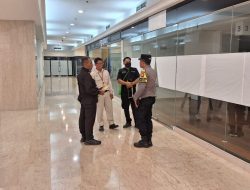 Bhabinkamtibmas Gelora Kunjungi Gedung Ratu Plaza, Pastikan Wilayah Aman