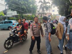 Bhabinkamtibmas Benhil Kawal Siswa Pulang Sekolah, Antisipasi Kemacetan