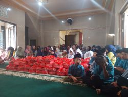 Polisi Bersama Lurah dan Warga Salurkan Santunan untuk Warga Kurang Mampu