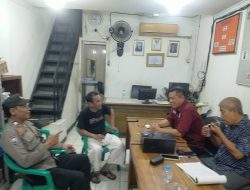 Pastikan Wilayah Aman, Bhabinkamtibmas Sambangi Balai Warga RW 04 Galur