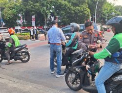 Polsek Sawah Besar Bagikan 50 Bendera Merah Putih di Lapangan Banteng