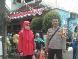 Polri Hadir di Tengah Masyarakat, Polsek Johar Baru Monitoring Pembagian Bansos Beras di Kelurahan Galur