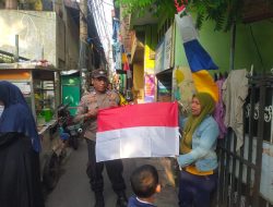Bendera Merah Putih Dibagikan Kepada Warga Kelurahan Galur Meriahkan HUT RI ke-80 Tahun 2025