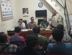 Bhabinkamtibmas Hadiri Pertemuan Rutin RW05 Kampung Rawa, Perkuat Sinergi 3 Pilar Jaga Kamtibmas