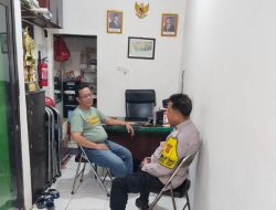 Jaga Kondusifitas Malam Hari, Bhabinkamtibmas Silaturahmi ke Satkamling RW 09