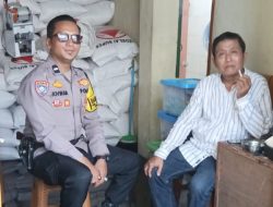 Sambang Door to Door, Bhabinkamtibmas Kampung Rawa Sampaikan Pesan Kamtibmas ke Warga RT 10 RW 04