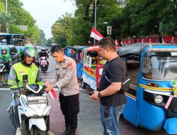 Polsek Sawah Besar Bagikan Bendera Merah Putih Sambut HUT RI ke-80