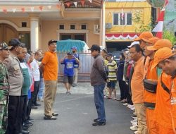 Ciptakan Lingkungan Bersih Bhabinkamtibmas Bersama Tiga Pilar Hadiri Grebek Lumpur di RW 04 Johar Baru