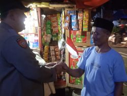 Sambut HUT RI ke-80, Polsek Metro Menteng Bagikan Bendera Merah Putih di Jalan Surabaya