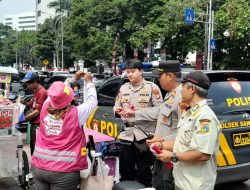 Bersama Warga Polsek Sawah Besar Bagikan Bendera Merah Putih Sambut HUT RI ke-80