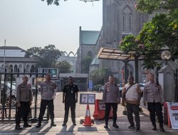 Polsek Sawah Besar Amankan Kegiatan Misa Minggu di Gereja Katedral