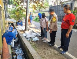 Kerja Bakti “Gerebek Lumpur” di RW. 05, Bersama Warga Bersihkan Saluran Air dan Pangkas Pohon
