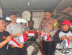 Polri Membagikan Bendera Merah Putih Kepada Warga dan Pengguna Jalan di Kawasan Benhil