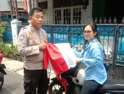 Rayakan HUT RI, Bhabinkamtibmas Tanah Tinggi Bagikan Puluhan Bendera Merah Putih ke Warga