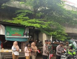 Semarak Merah Putih di Menteng, Tiga Pilar Bagikan Bendera untuk Warga