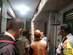 Petugas Tindaklanjuti Aduan Bau Menyengat dari Kandang Ayam di Kemayoran