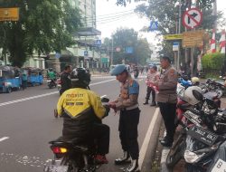 Polsek Sawah Besar Bagikan Bendera Merah Putih, Ajak Warga Tumbuhkan Nasionalisme