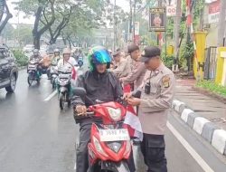 Hangatnya Semangat Kemerdekaan, Polsek Cempaka Putih Bagikan 50 Bendera Merah Putih untuk Warga