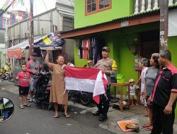 Polsek Johar Baru Bagikan 50 Bendera Merah Putih, Ajak Warga Galur Semarakkan HUT RI ke-80