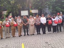 Tiga Pilar Menteng Bagikan Bendera Merah Putih Sambut HUT RI ke-80