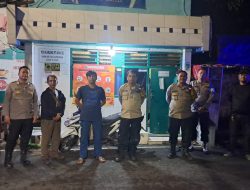 Jaga Kondusifitas, Polisi dan Warga Sinergi di Pos Kamling Sumur Batu