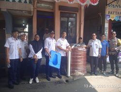 Program Pemerintah Bagikan Septic Tank di RW 08 Kampung Rawa, Polisi Dampingi demi Kelancaran dan Keamanan