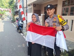 Polsek Johar Baru Bagikan 50 Bendera Merah Putih, Ajak Warga Kampung Rawa Semarakkan HUT RI ke-80