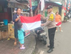 Sambut HUT RI ke-80, Polisi Tebar 50 Bendera Merah Putih di Johar Baru