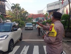 Bhabinkamtibmas Kawal Masuk Sekolah Bellamirnus, Tekankan Disiplin dan Tertib Lalu Lintas