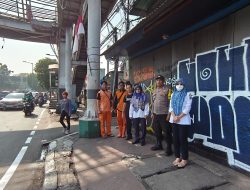 Polisi dan Tiga Pilar Himbau Pemilik Toko di Johar Baru Pasang Bendera Merah Putih