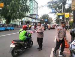 Polsek Sawah Besar Bagikan 50 Bendera Merah Putih Jelang HUT RI ke-80