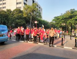 Polsek Sawah Besar Amankan Gerak Jalan Warga Paroki Katedral Peringati HUT RI ke-80