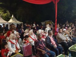 Semarak Kemerdekaan HUT RI Ke 80, Bhabinkamtibmas Menghadiri Malam Puncak Bersama Pengurus RW 11