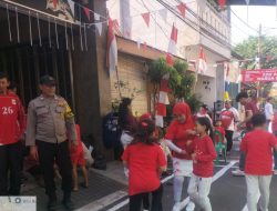 Hadir di Tengah Masyarakat, Bhabinkamtibmas Monitoring Lomba HUT RI ke-80 di Johar Baru