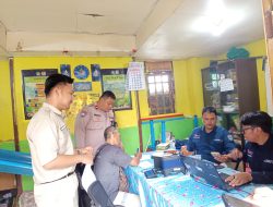 Bhabinkamtibmas Petamburan Sambangi Warganya, Bantu Masyarakat Pembuatan Administrasi Dukcapil