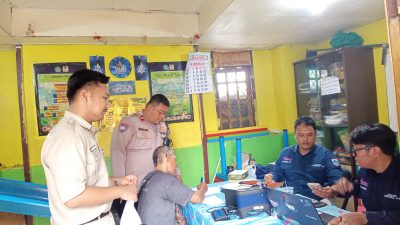 Bhabinkamtibmas Petamburan Sambangi Warganya, Bantu Masyarakat Pembuatan Administrasi Dukcapil