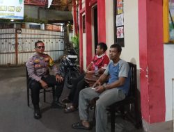 Sambangi Pos Satkamling RW 07, Bhabinkamtibmas Kampung Rawa Ajak Warga Tingkatkan Kewaspadaan