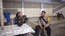 Sambang Satkamling, Bhabinkamtibmas Ingatkan Pentingnya Portal Tertutup dan Kewaspadaan Malam Hari