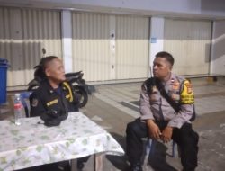 Sambang Satkamling, Bhabinkamtibmas Ingatkan Pentingnya Portal Tertutup dan Kewaspadaan Malam Hari