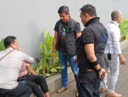 Aksi Cepat Anggota Polsek Kemayoran, Selamatkan Pejalan Kaki yang Mendadak Kejang