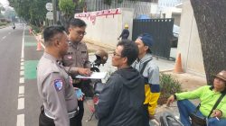 Bhabinkamtibmas dan Patko Polsek Menteng Sigap Bantu Korban Laka Lantas di Jalan Diponegoro