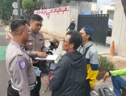 Bhabinkamtibmas dan Patko Polsek Menteng Sigap Bantu Korban Laka Lantas di Jalan Diponegoro