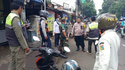 Bhabinkamtibmas dan Tiga Pilar Petamburan Gelar Penertiban di KS Tubun Raya