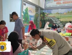 Bhabinkamtibmas Kemayoran Dampingi Monitoring Posyandu Rutin