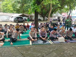 Ibadah di Tengah Tugas, Polri Laksanakan Sholat Jumat Bersama di Tenda Putih Monas