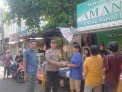 Jumat Berkah, Polisi Bersama Warung Amanah Bagikan Nasi Bungkus untuk Warga Kurang Mampu