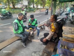 Bhabinkamtibmas Kelurahan Gambir Sambangi Ojol, Sampaikan Pesan Kamtibmas