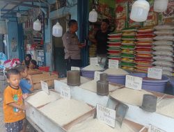 Bhabinkamtibmas Duri Pulo Sambangi Pedagang Beras, Ajak Jaga Stabilitas Harga dan Keamanan Lingkungan